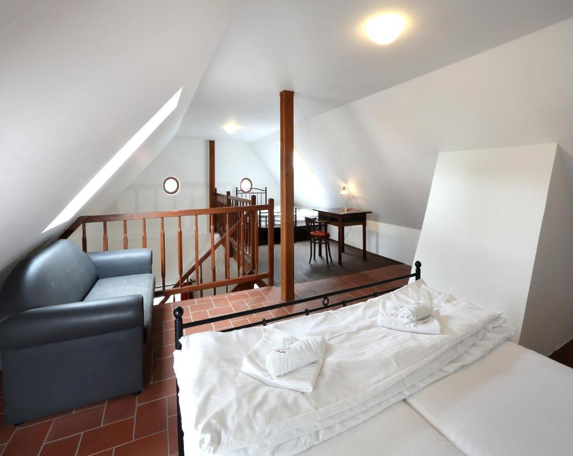 Hotel Penzion Na 15. Poledníku Jindřichŭv Hradec Zewnętrze zdjęcie